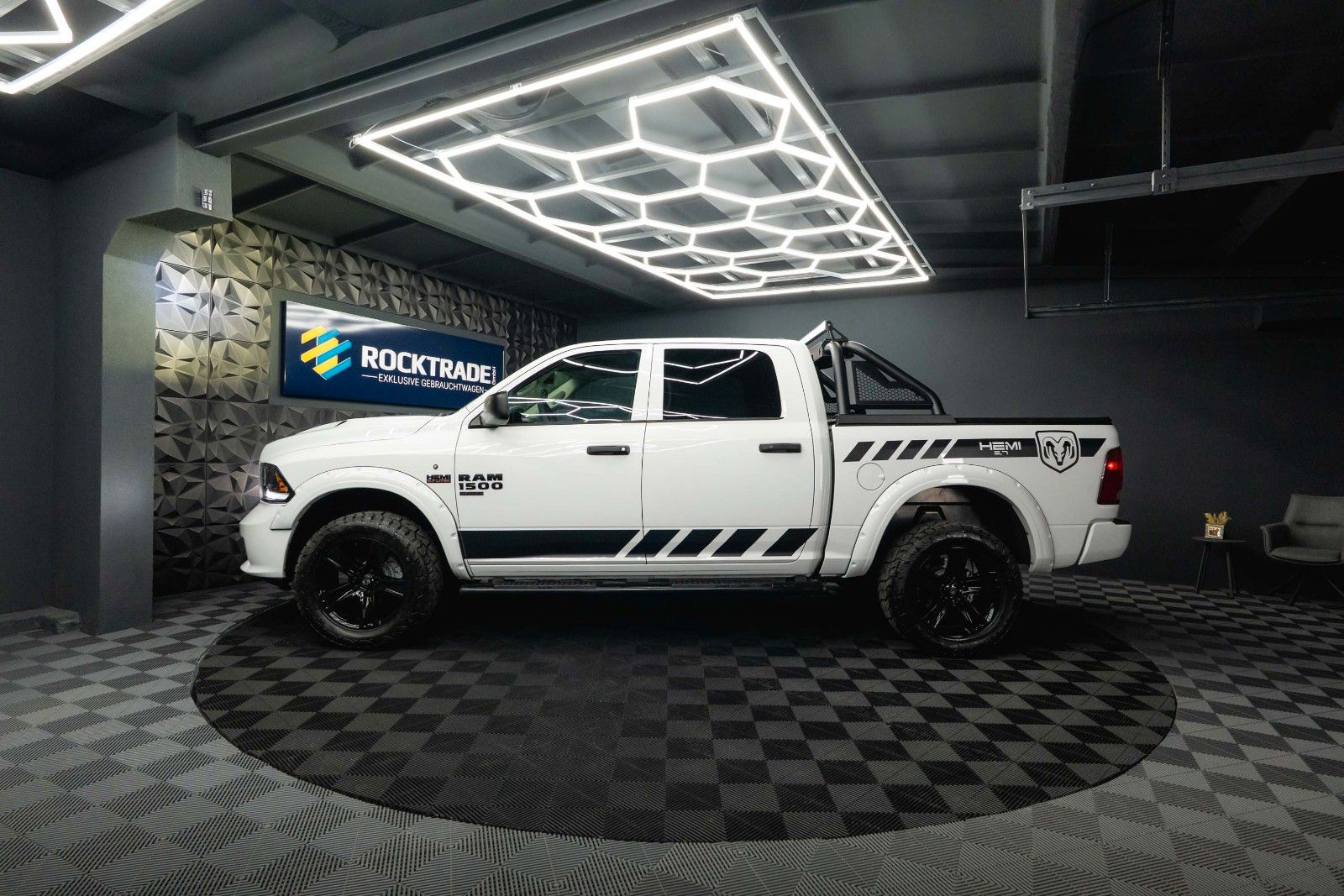 Fahrzeugabbildung Dodge RAM 5.7 V8 HEMI 4x4 OFFROAD Night-Paket *LED*19%