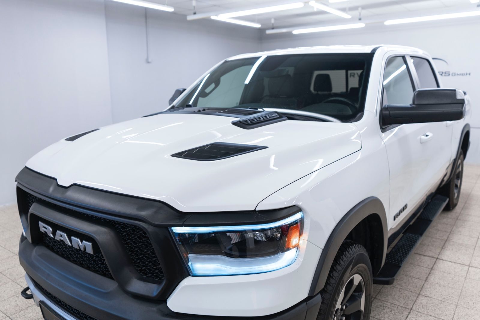 Fahrzeugabbildung Dodge RAM 1500 REBEL 5,7L CARPLAY KAM AHK M+S TEMPOMAT