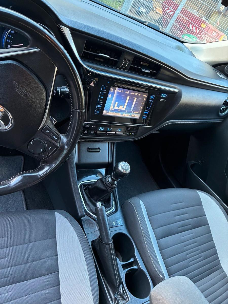 Toyota Auris 2015 — engine 111 HP (82kW)