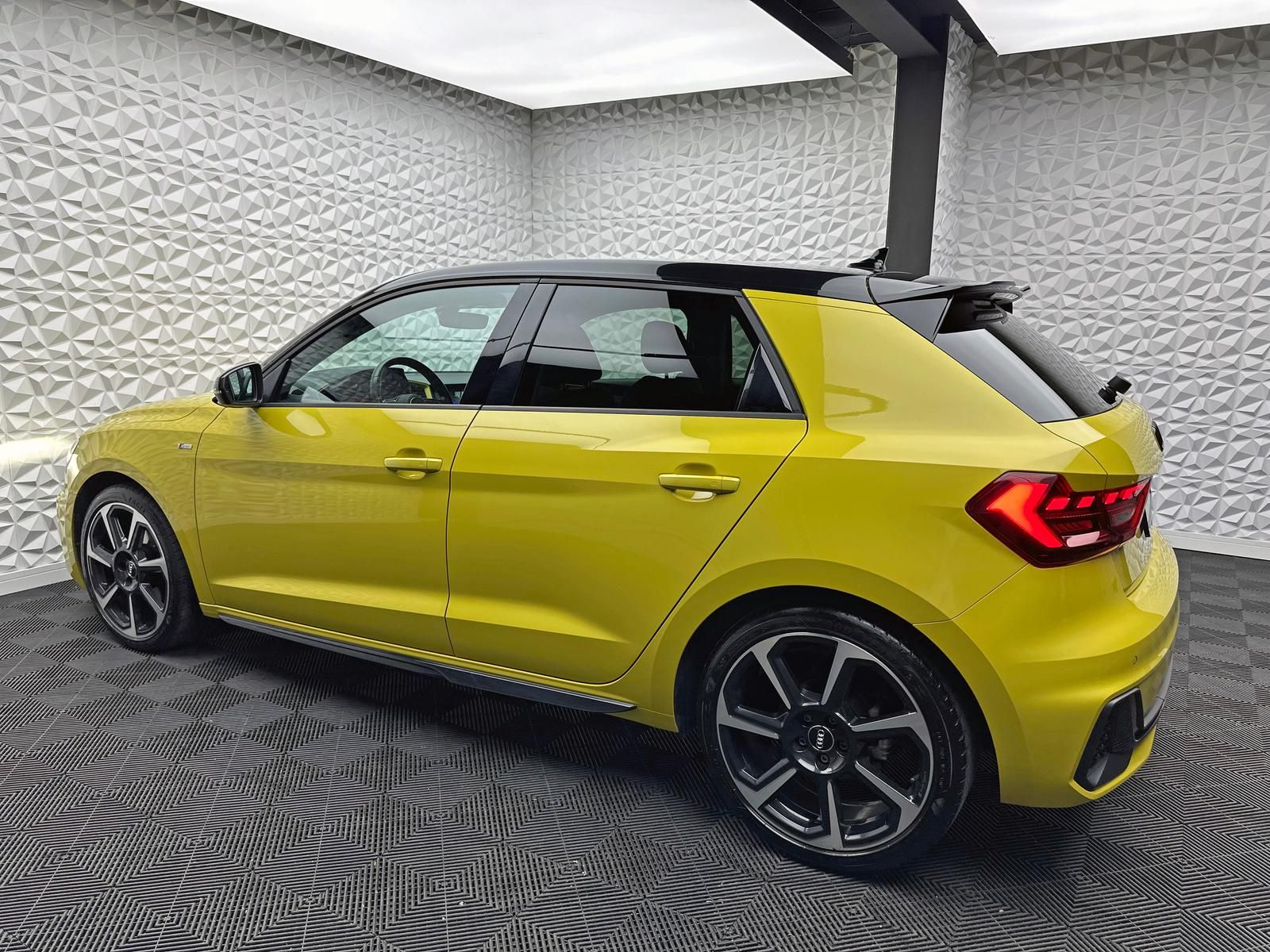 Fahrzeugabbildung Audi A1 30 TFSI S-LINE/EDITION-ONE/PDC/RCAM/VIRTUAL