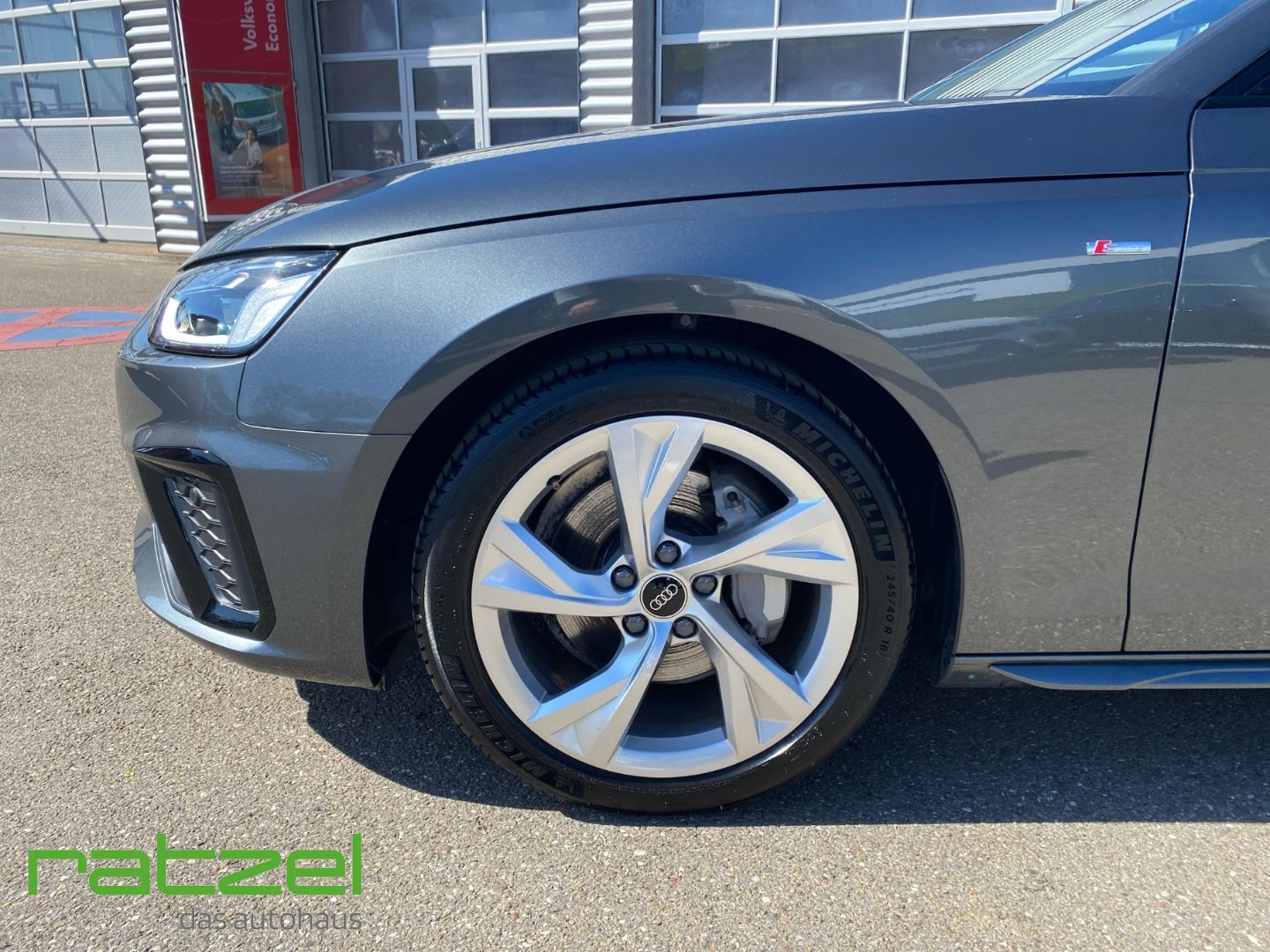 Fahrzeugabbildung Audi A4 Avant S line 40 TFSI S tronic Pano Navi LED A