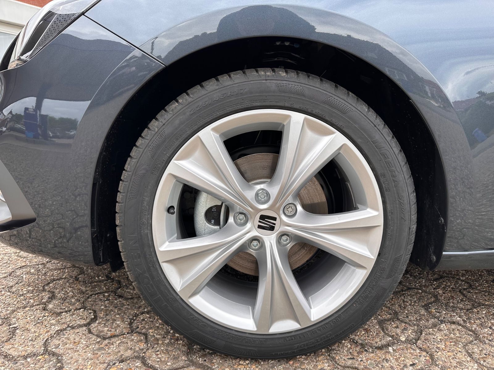 Fahrzeugabbildung SEAT Leon FR 1.5 eTSI LED/PDC/SHZG/RFK/APP