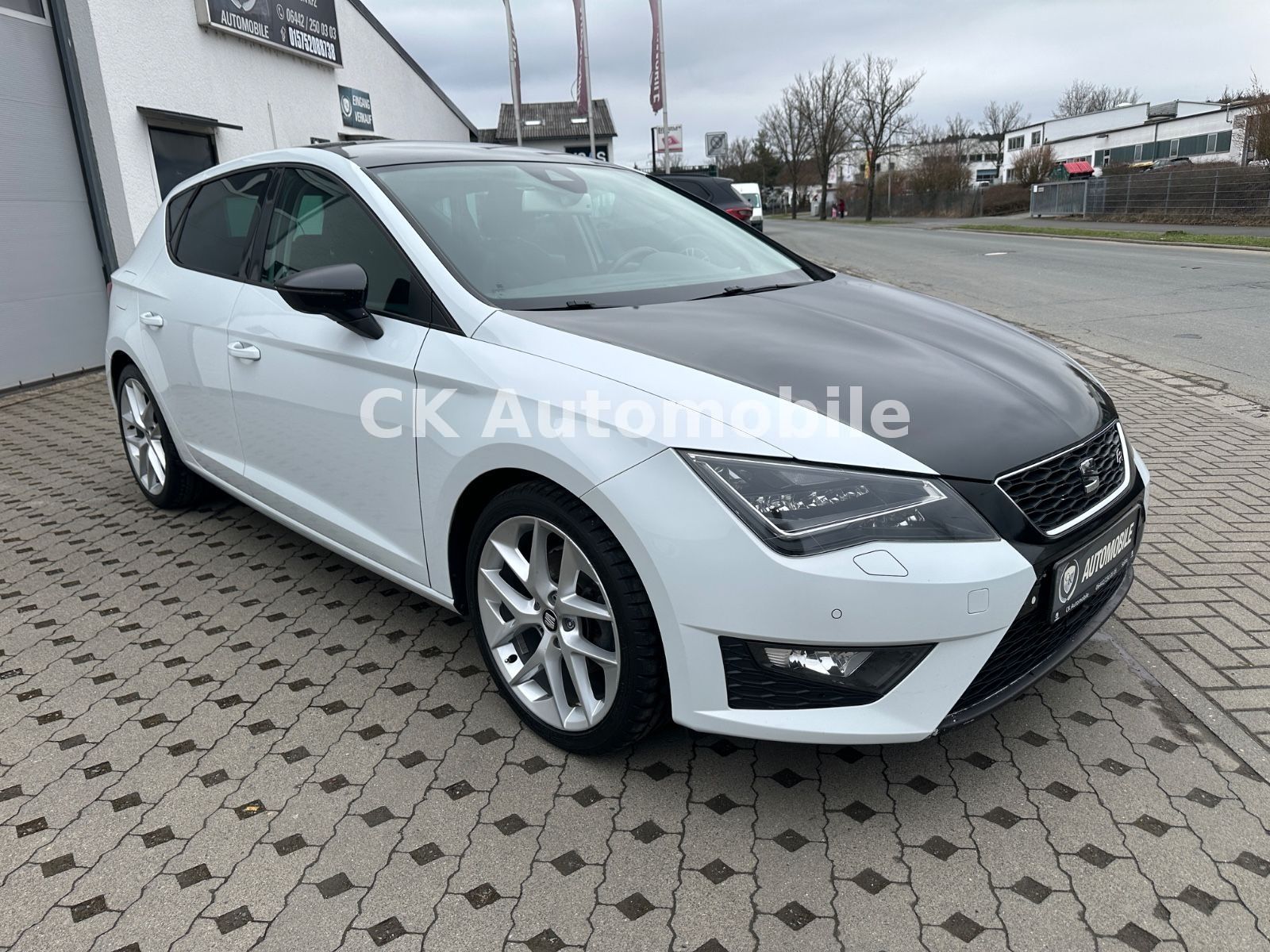 Fahrzeugabbildung SEAT Leon FR 2.0 TDI/Navi/LED/Alcantara/SHZ/PDC