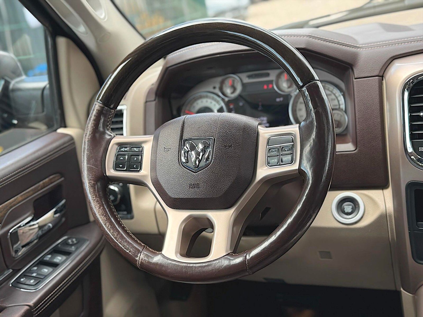 Fahrzeugabbildung Dodge RAM 5.7 V8 HEMI LARAMIE LONGHORN RAM BOX  LPG
