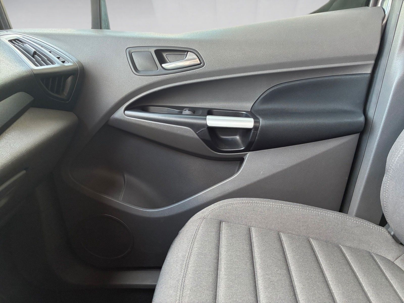 Fahrzeugabbildung Ford Grand Tourneo Connect Titanium 120PS AHK/7Sitze!