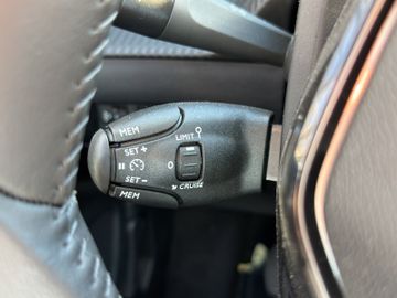 Peugeot 2008 BUSINESS Benzin 100 Allwetterreifen