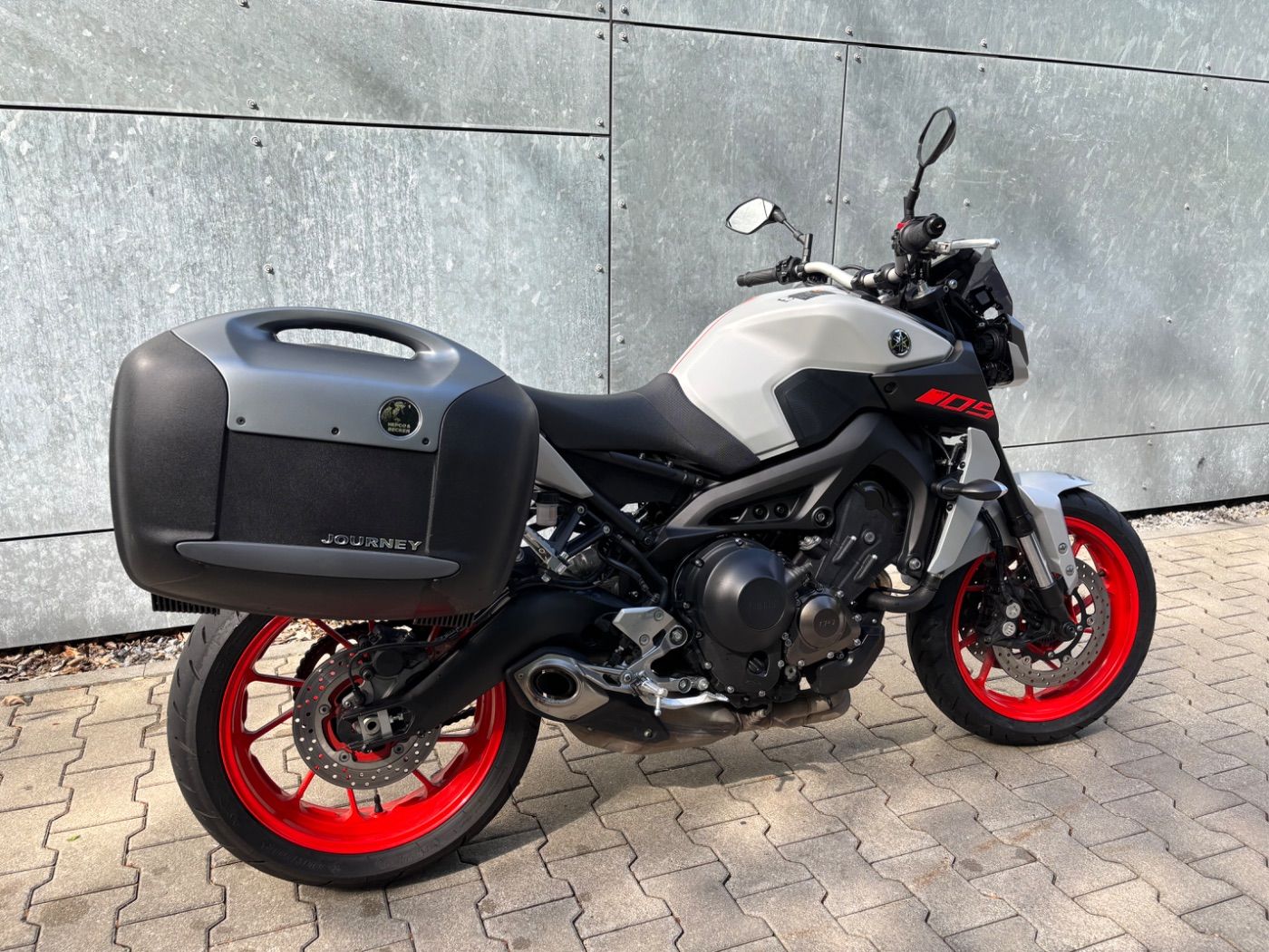Fahrzeugabbildung Yamaha MT 09 Seitenkoffer kurzer Kennzeichenhalter
