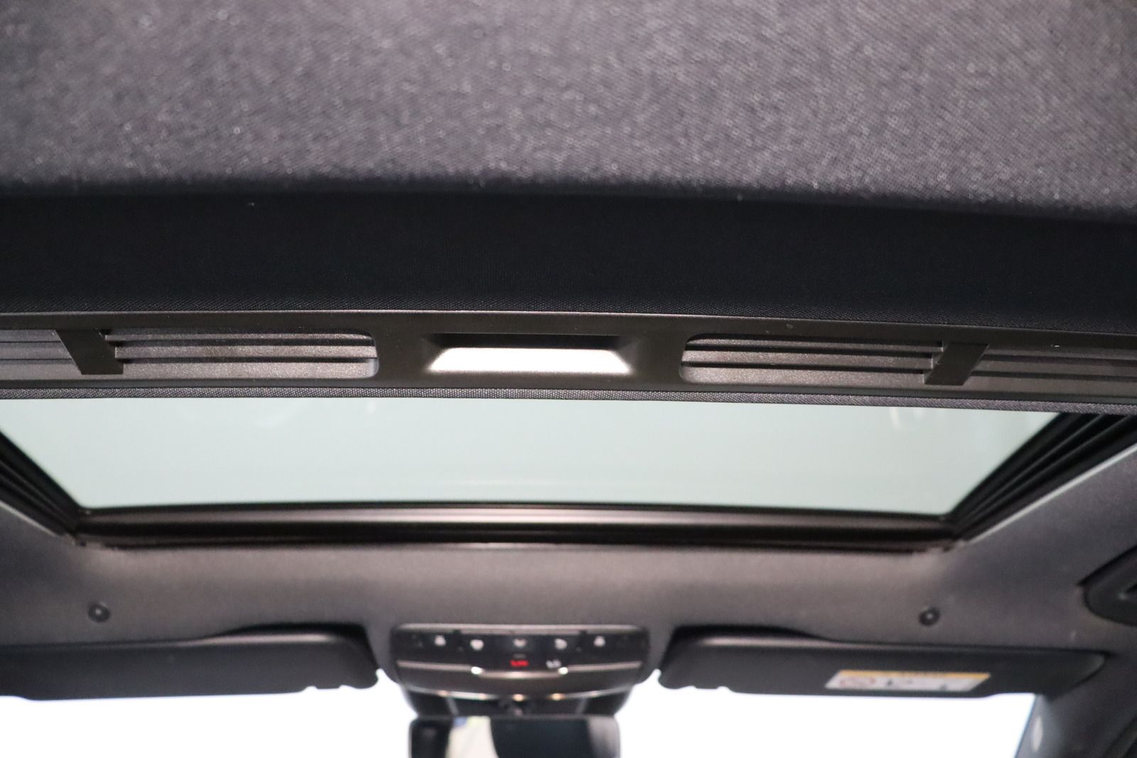 Fahrzeugabbildung Mercedes-Benz E 200 T 4Matic * Schiebedach * Navi * AMG line