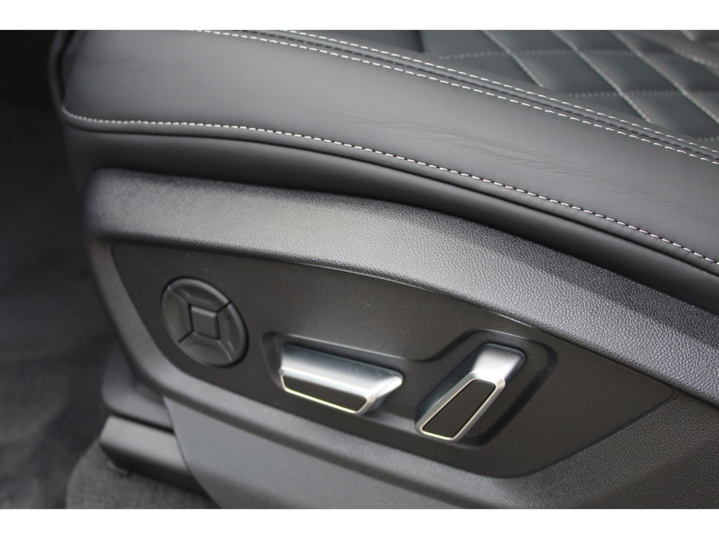 SQ7 4.0TFSI qu.Tiptr.- S-Sitze*Carbon*Pano*B&O!!