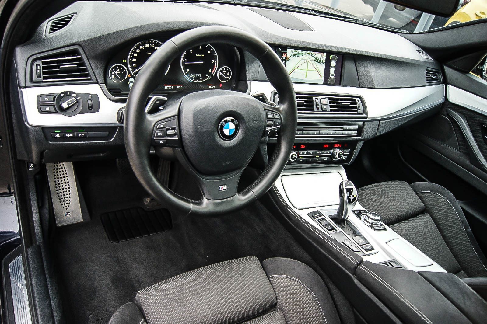 Fahrzeugabbildung BMW 525 d xDrive M-Sport SPORTPAKET SCHIEBEDACH STHZ