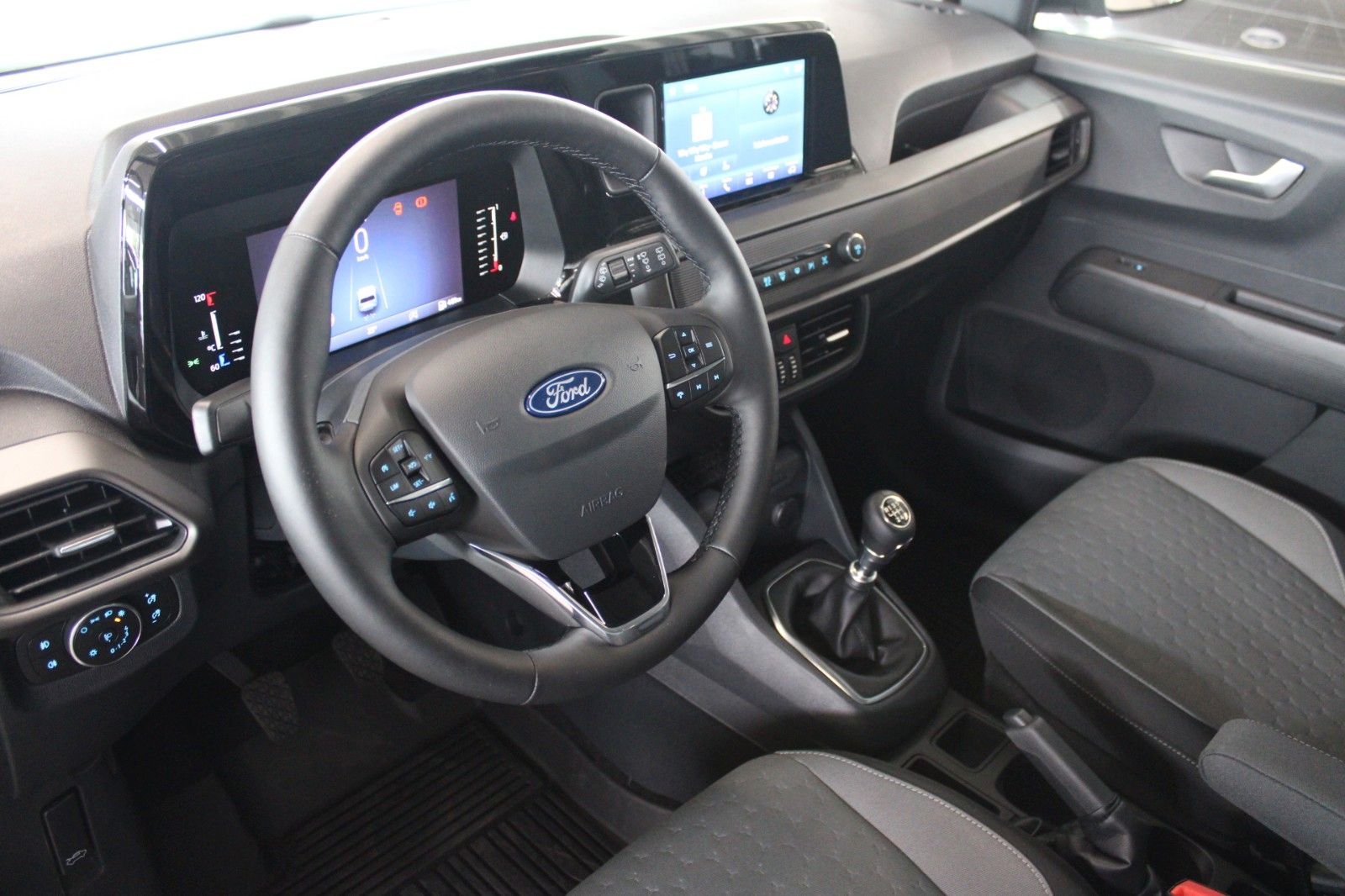 Fahrzeugabbildung Ford Tourneo Courier Titanium Kamera WinterPaket2 uvm