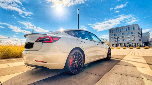 Tesla Model 3 Allradantrieb mit Dualmotor Performa...