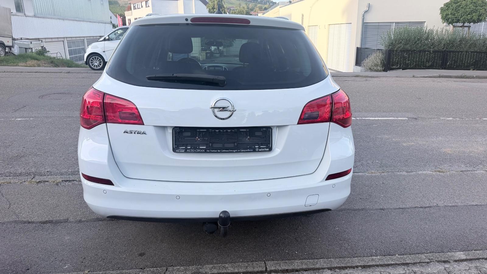 Opel Astra 2011 — photo 5