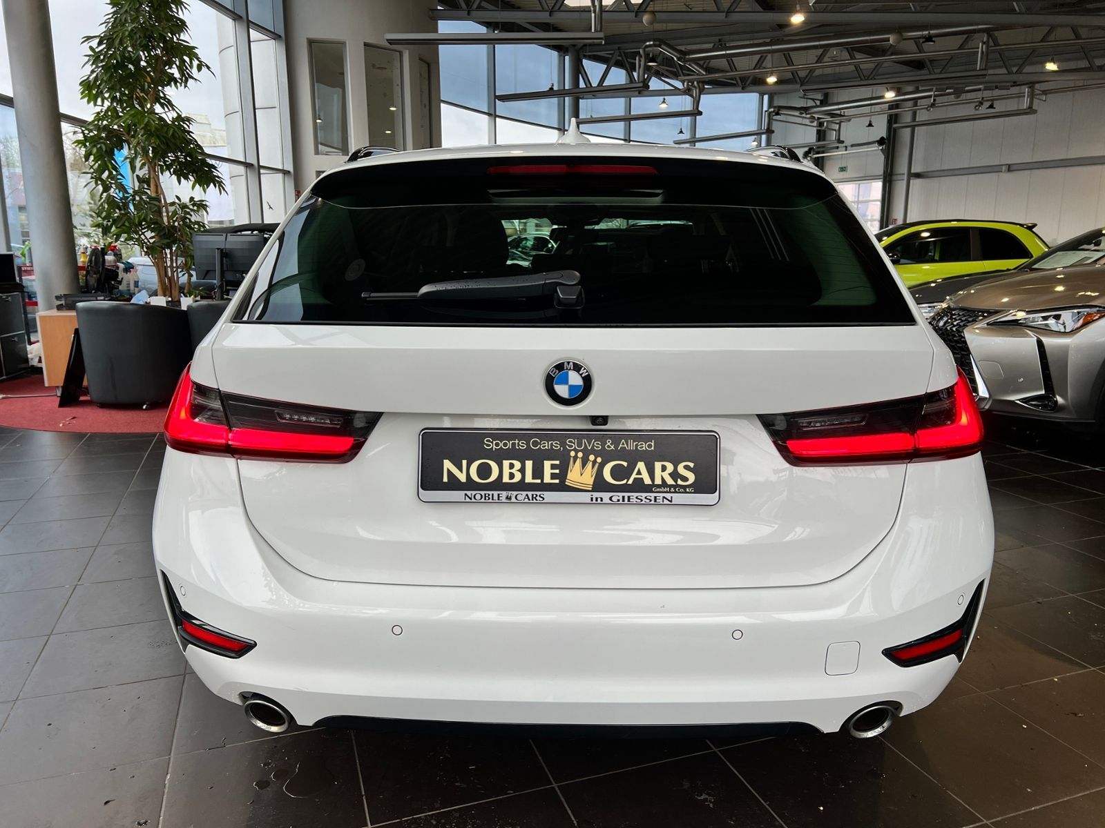 Fahrzeugabbildung BMW 320i Touring Sport Line PANO ACC LASER RFK