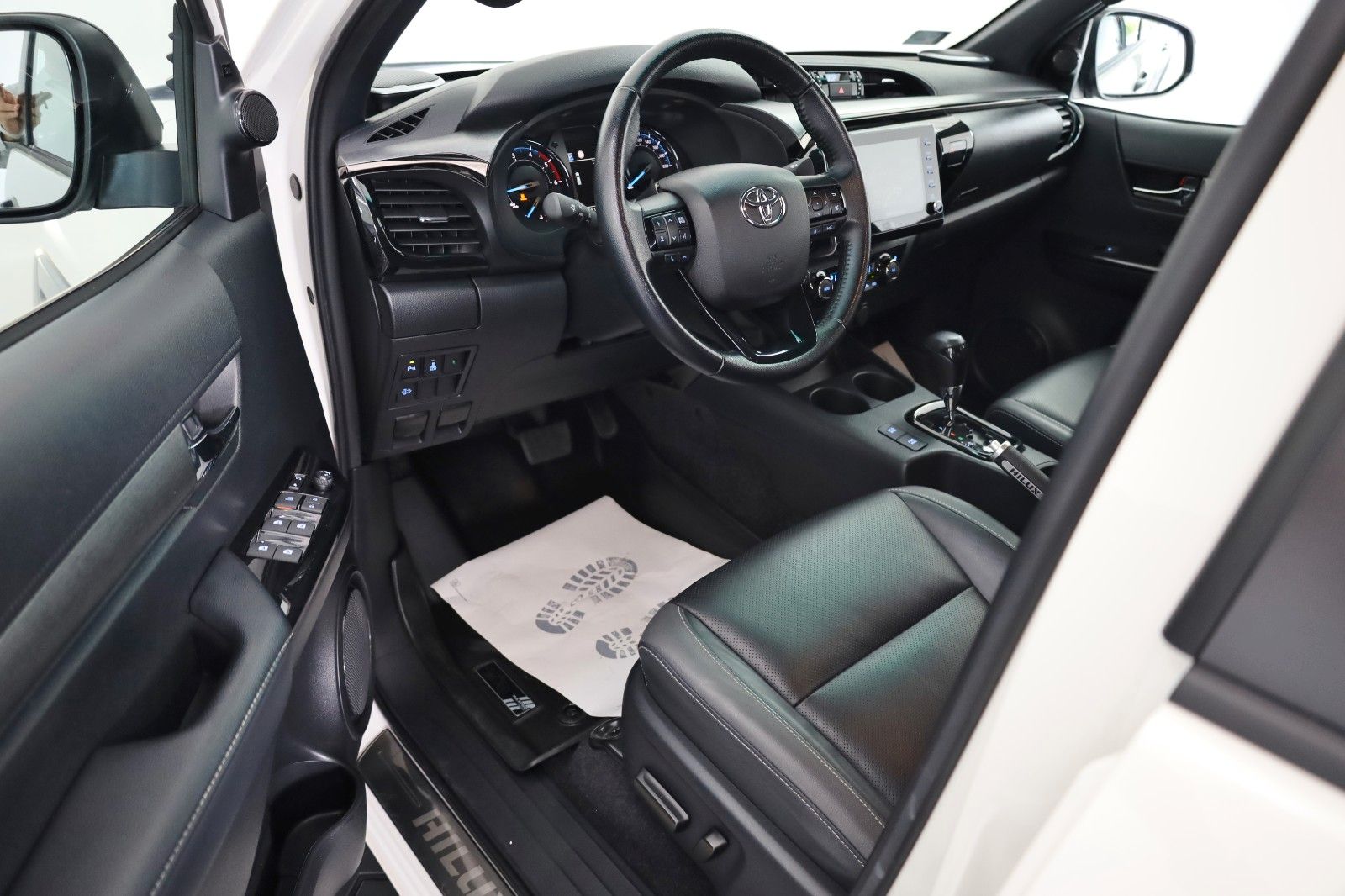 Fahrzeugabbildung Toyota Hilux Double Cab Invincible,Leder,Navi,Rollo,AHK