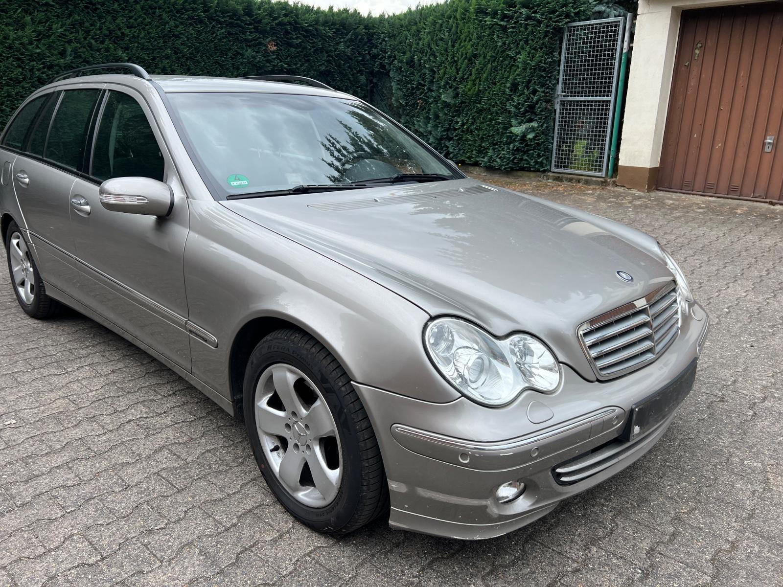 Mercedes-Benz C220 2004 — rear view