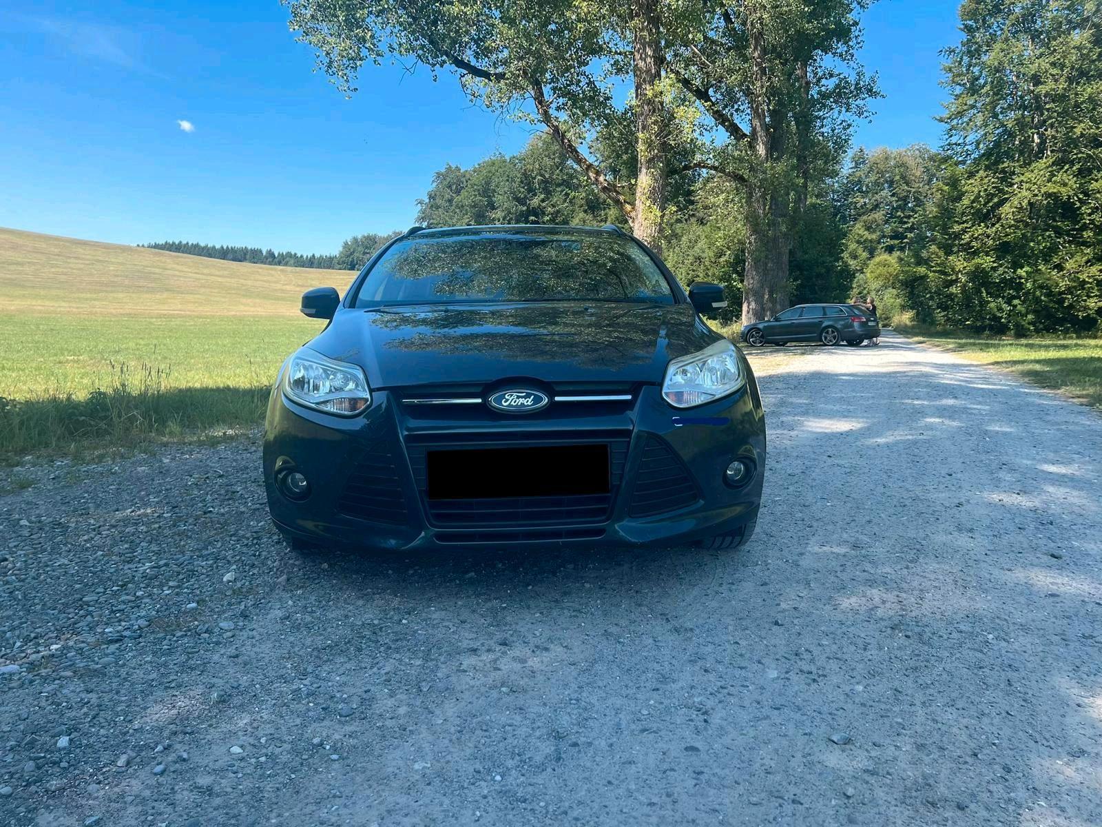 Ford Focus 2011 — вигляд ззаду