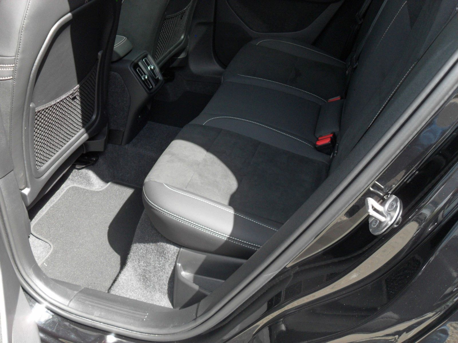 Fahrzeugabbildung Volvo XC 40 Plus Black Edition | PD | LED | ACC