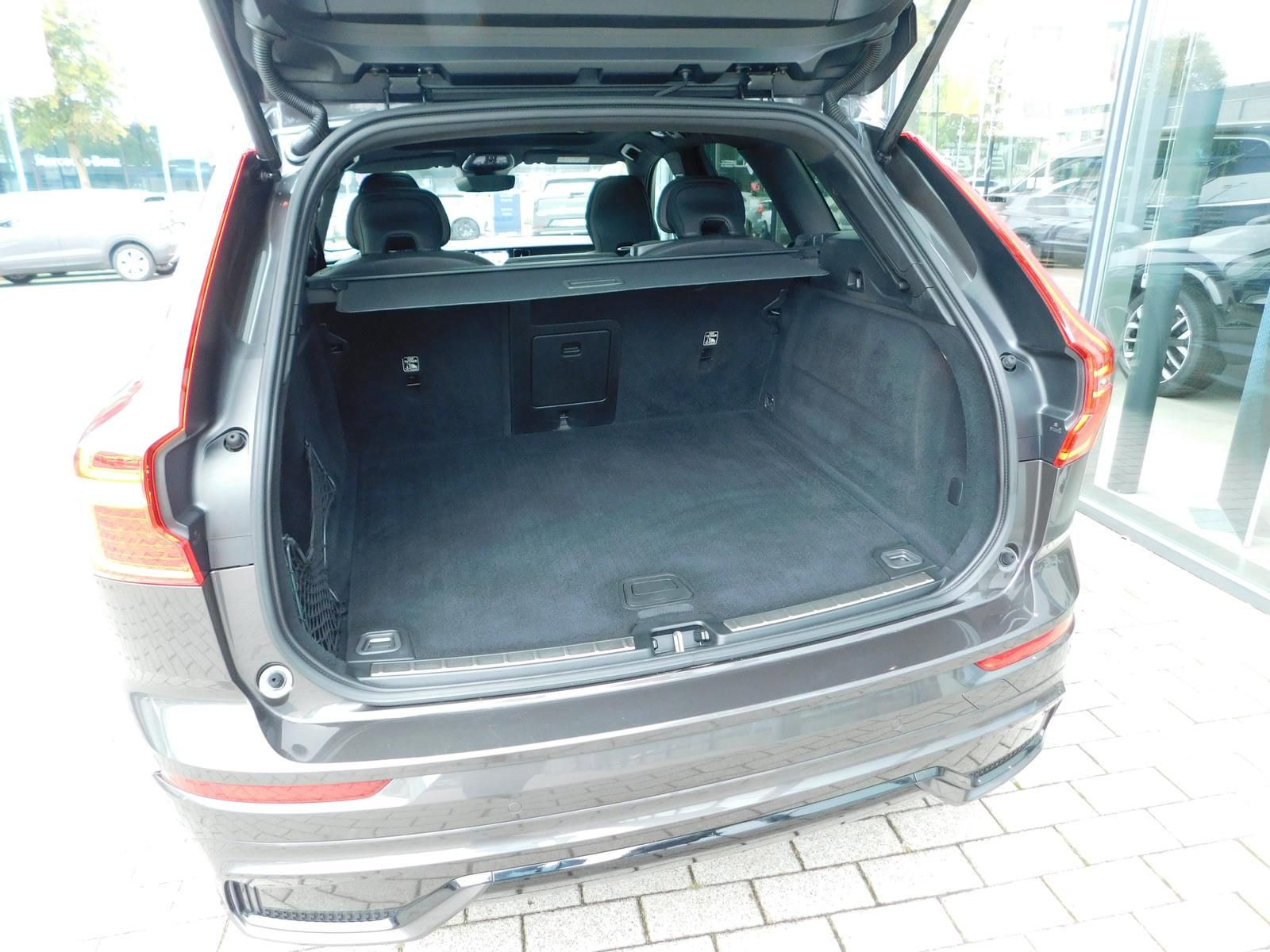 Fahrzeugabbildung Volvo XC60 B4D AWD Plus Dark "Panoramadach"