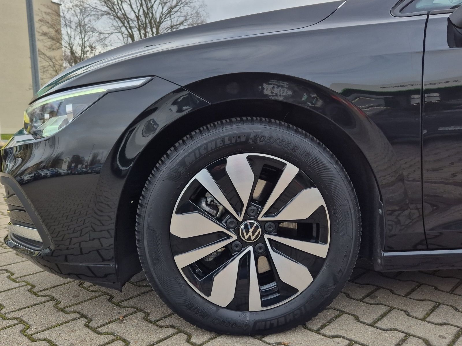 Fahrzeugabbildung Volkswagen Golf VIII MOVE LED ACC AHK PANO HuD AID NAVI