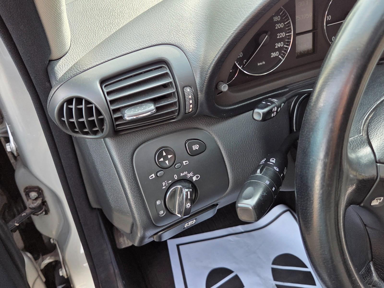 Mercedes-Benz C220 2004 — photo 21