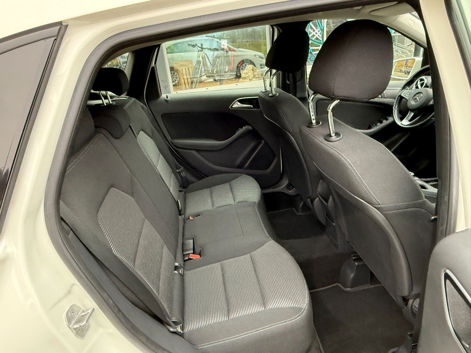 Fahrzeugabbildung Mercedes-Benz B 180 Style LED+FERNL.ASSIST+SPIEGEL PAKET+KAMER