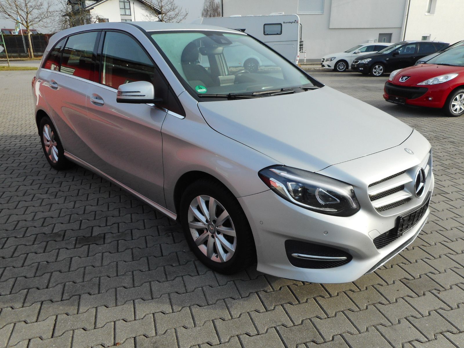 MERCEDES-BENZ B 180