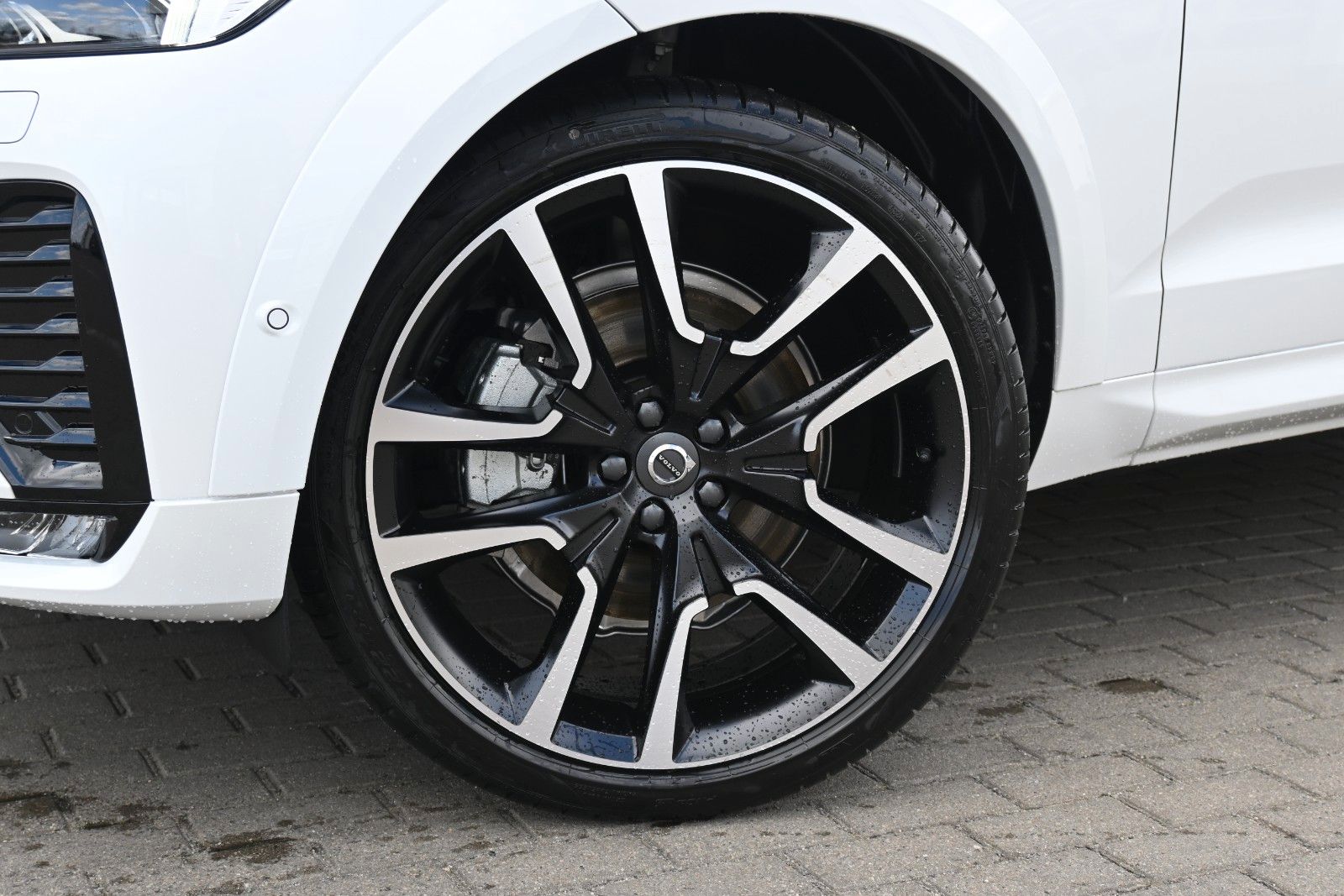Fahrzeugabbildung Volvo XC60 B5 AWD Ultra Dark*LUFT*360°*ACC*B&W*AHK