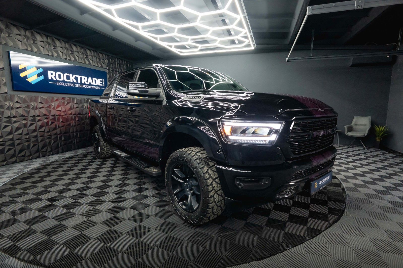 Fahrzeugabbildung Dodge RAM 5.7 V8 HEMI 4x4 OFFROAD Night-Paket *LED*19%