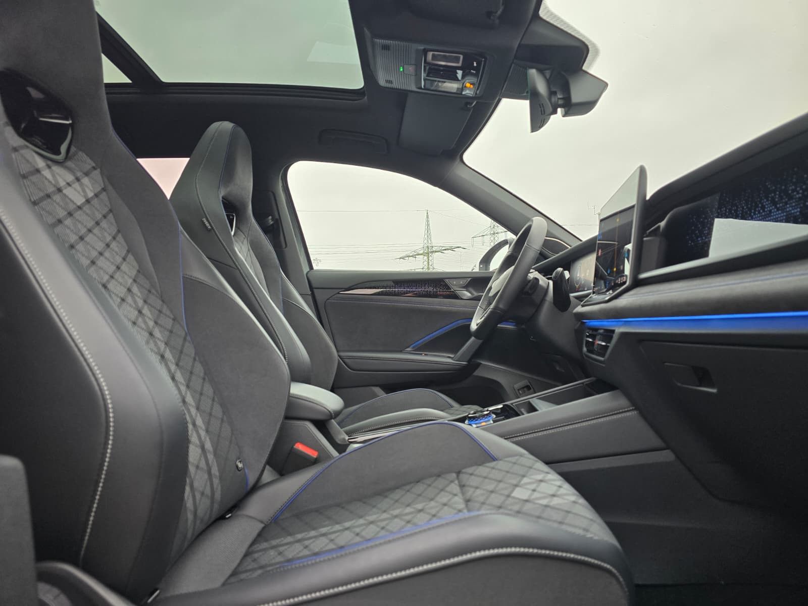 Fahrzeugabbildung Volkswagen Tayron 2.0 TDI 4M R-Line BLACK*7Si*MATRIX*PANO