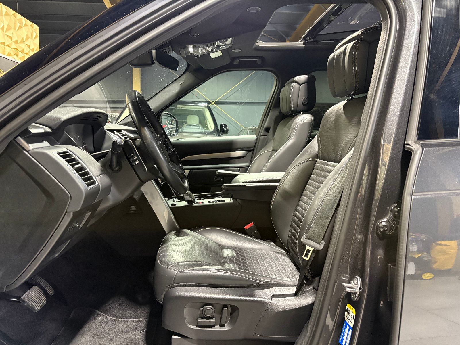 Fahrzeugabbildung Land Rover Discovery 5 SE D250 AWD/PANO/ACC/360°/APPLE/AHK/