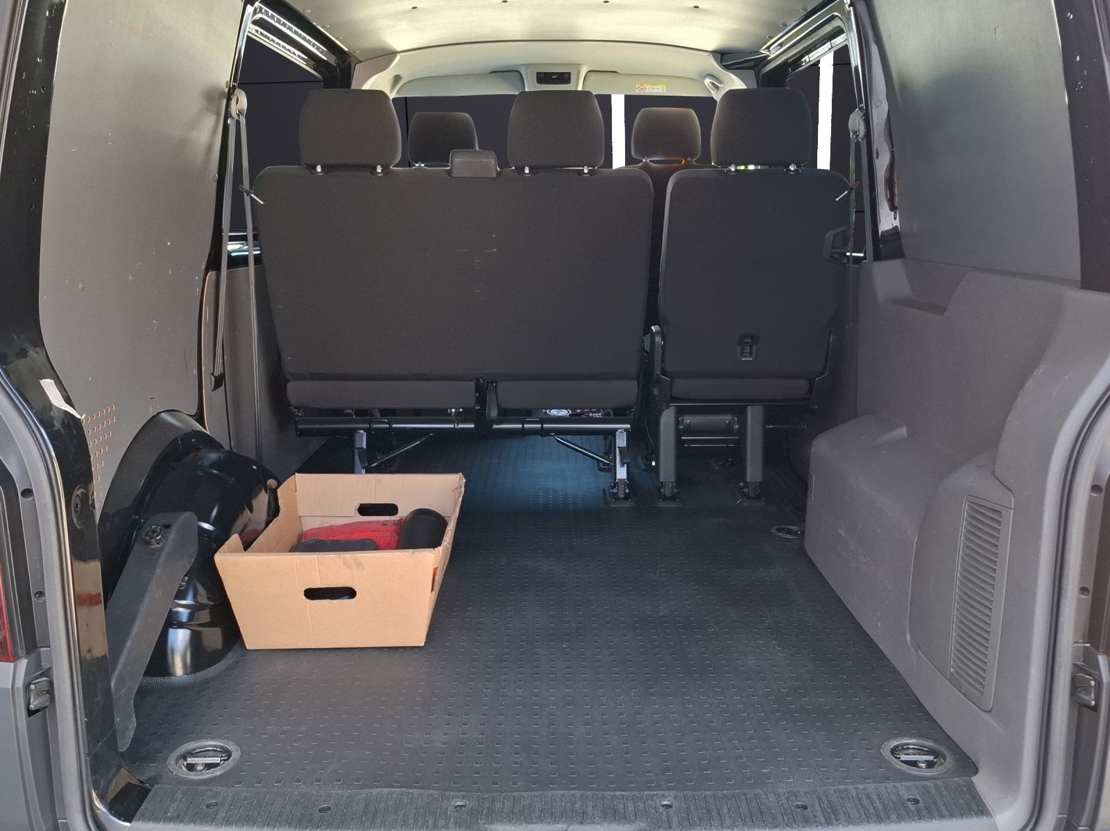 Fahrzeugabbildung Volkswagen T6 Kombi T6.1 TDI DSG 5-Si LED AHK Klima GRA PDC