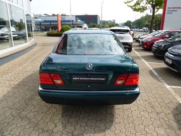 Mercedes E 230 - 4