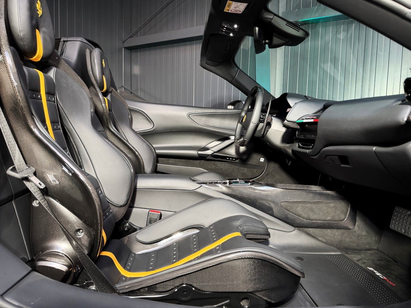 Fahrzeugabbildung Ferrari SF90 + Grigio Ferro + 2.257 km + Lift + Daytona