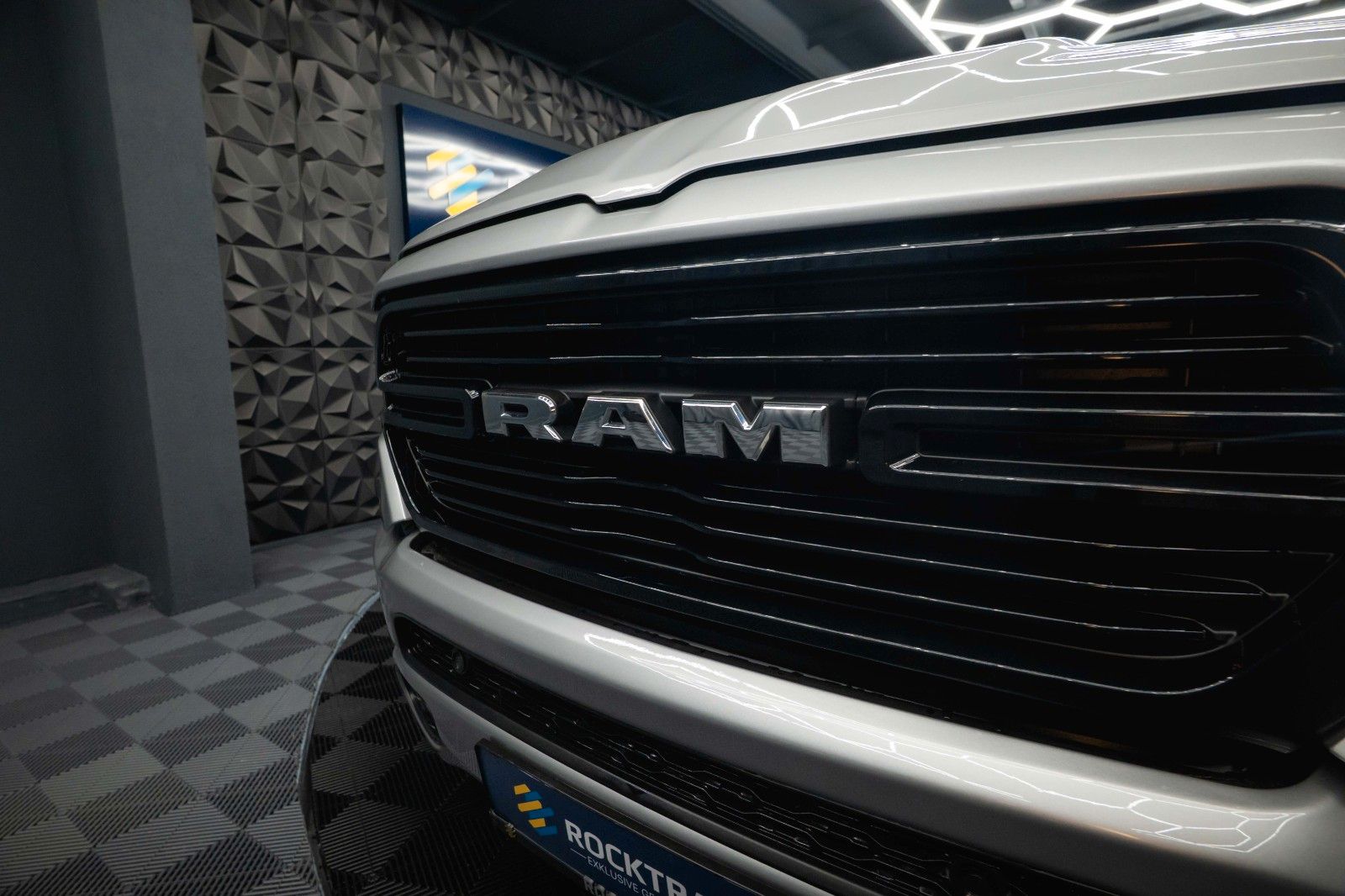 Fahrzeugabbildung Dodge RAM 5.7 V8 HEMI 4x4 OFFROAD Night-Paket *LED*19%