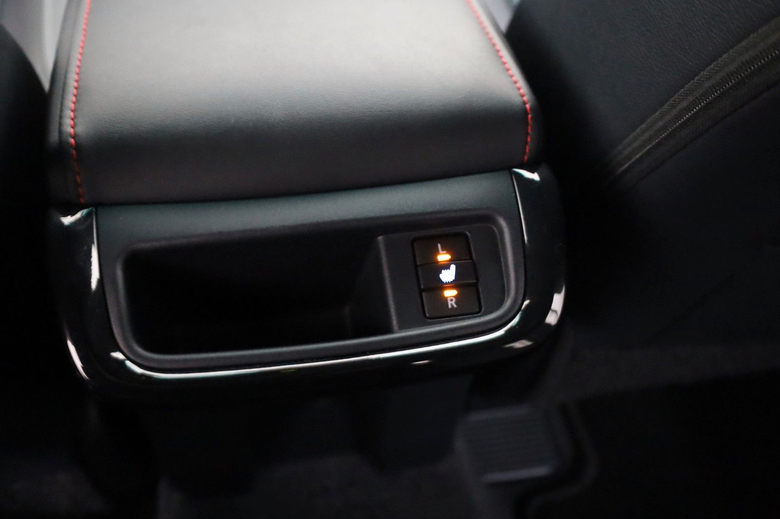 Fahrzeugabbildung Toyota Hilux Double Cab Invincible,ACC, Navi,Rollo, AHK