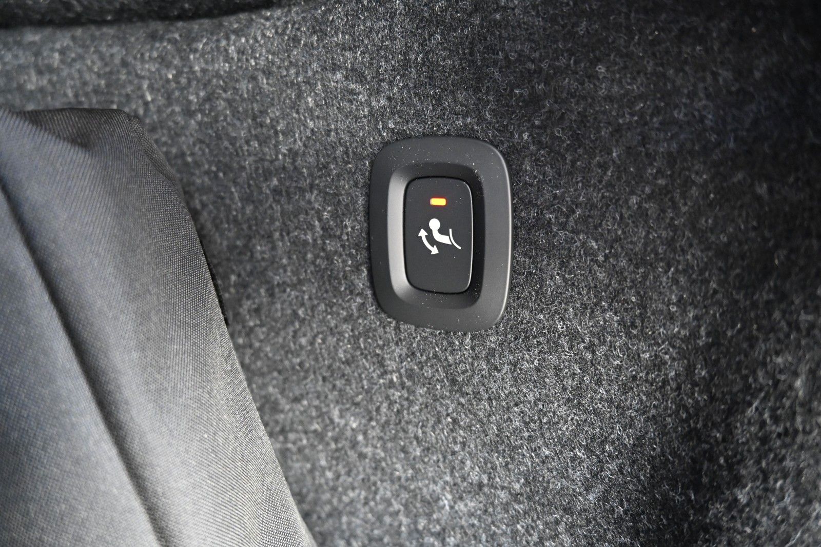 Fahrzeugabbildung Volvo XC40 B3 DKG Plus Dark*Pixel*FSHZG*360°*ACC*AHK