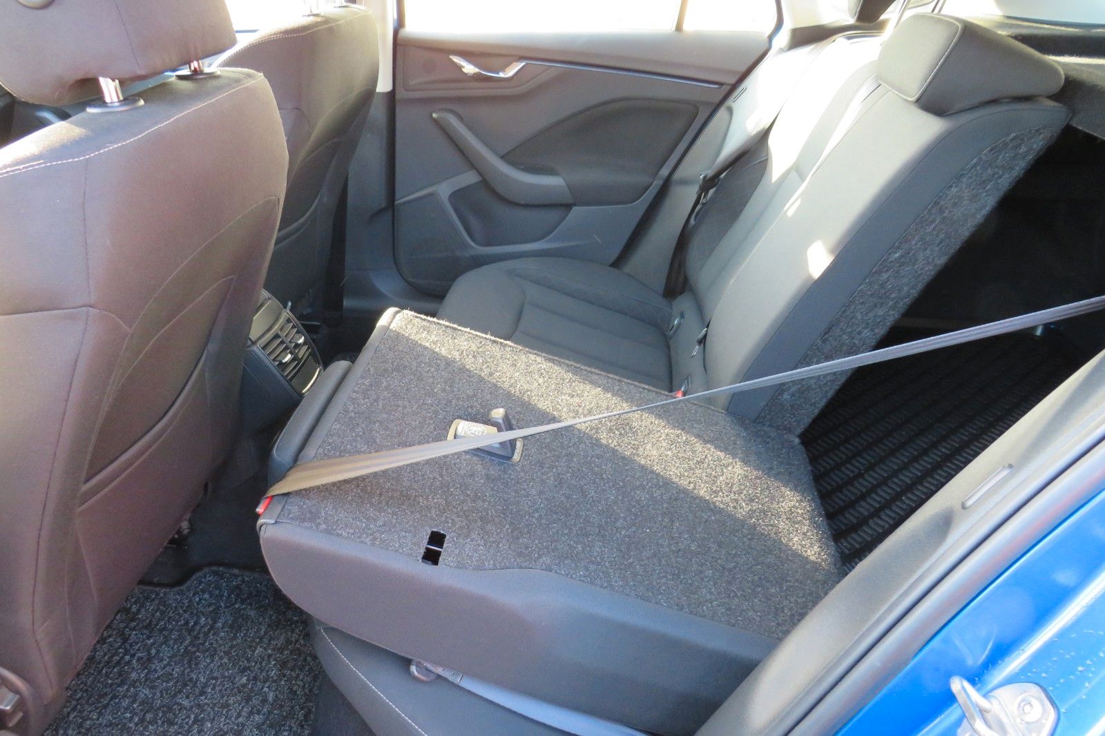 Fahrzeugabbildung SKODA Kamiq Ambition DSG LED AHK GRA PDC SITZH.