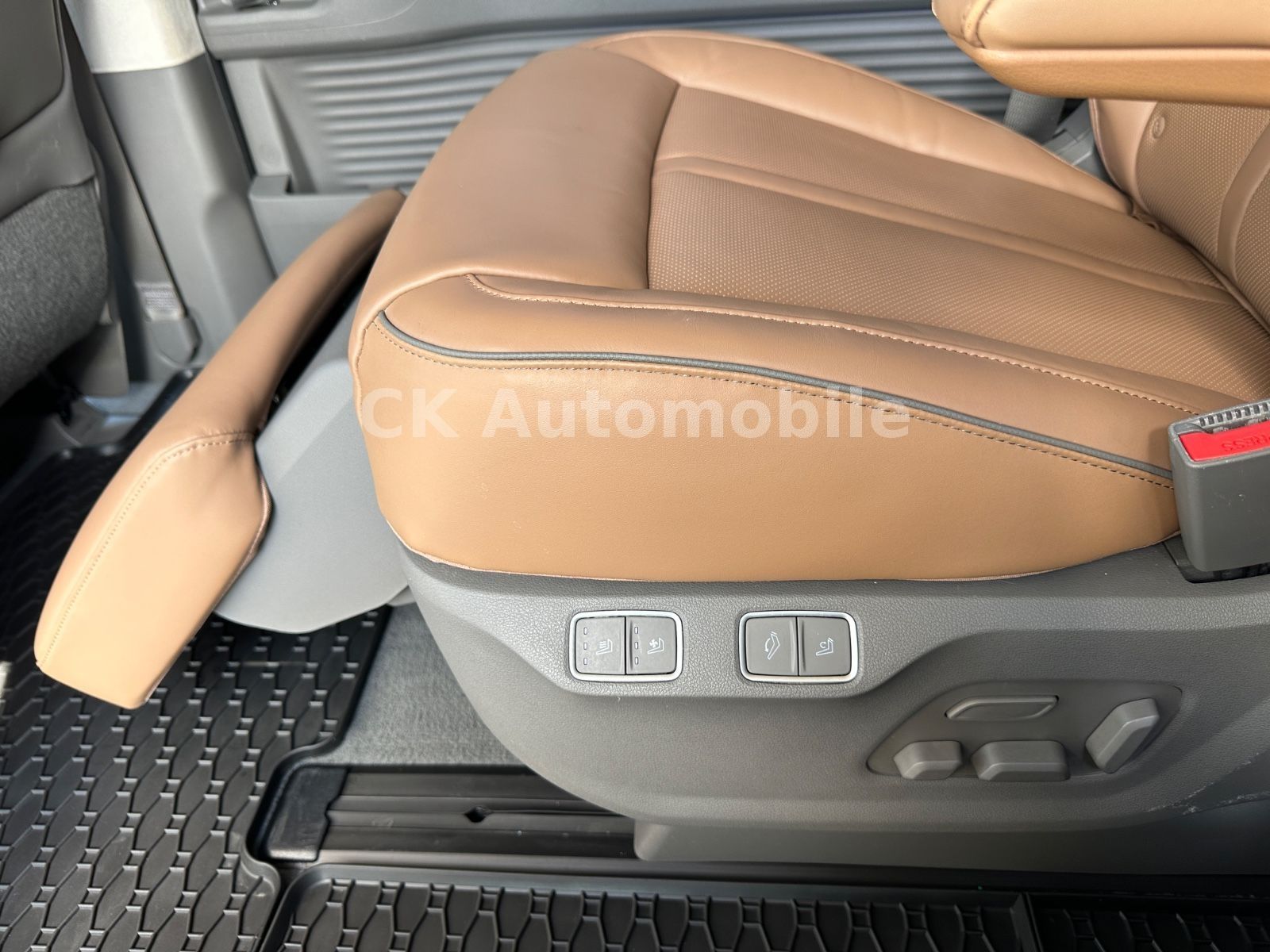 Fahrzeugabbildung Hyundai Staria Premium Signature 4WD/7Sitze/Navi/ACC/AHK