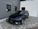 Volkswagen Passat Alltrack 2.0 TDI/Automatik/Pano/AHK - blaue Volkswagen Passat Alltrack