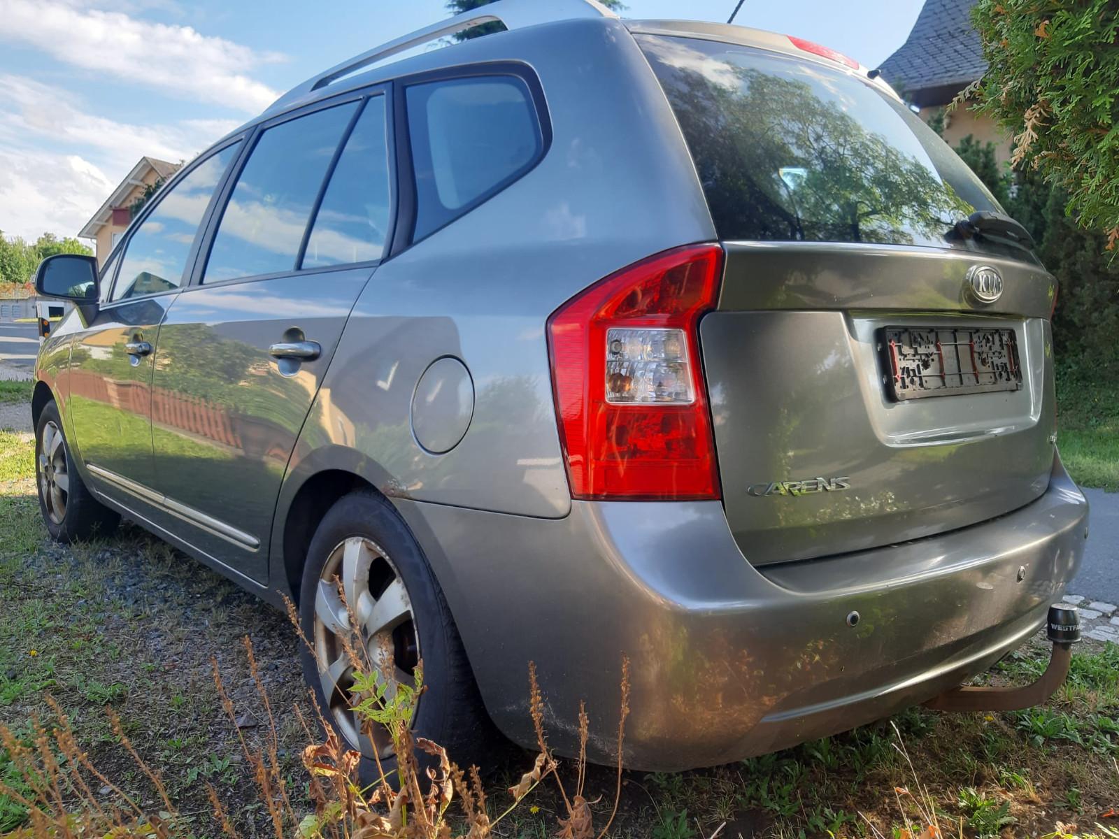 Kia Carens 2011 — rear view
