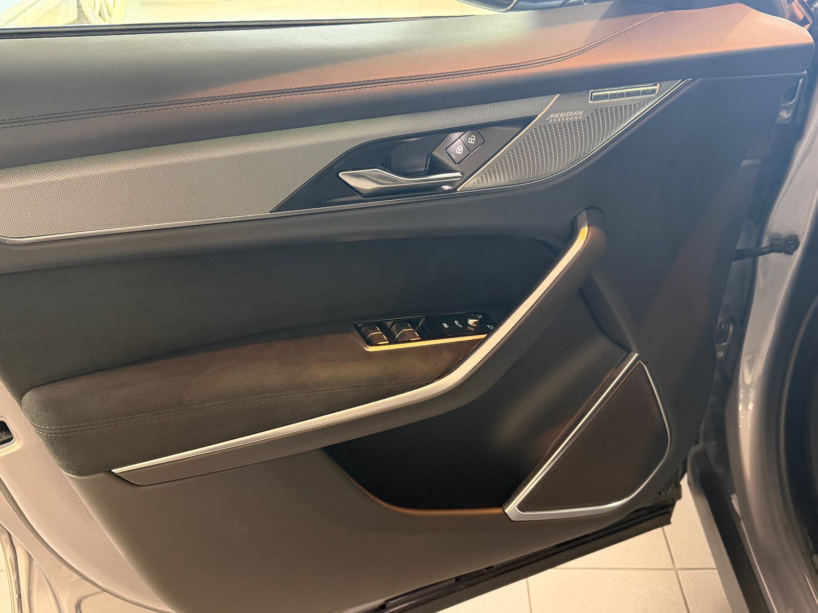 Fahrzeugabbildung Jaguar F-PACE SVR /PANO/MERIDIAN/360°KAM/HUD/AMBIENTE