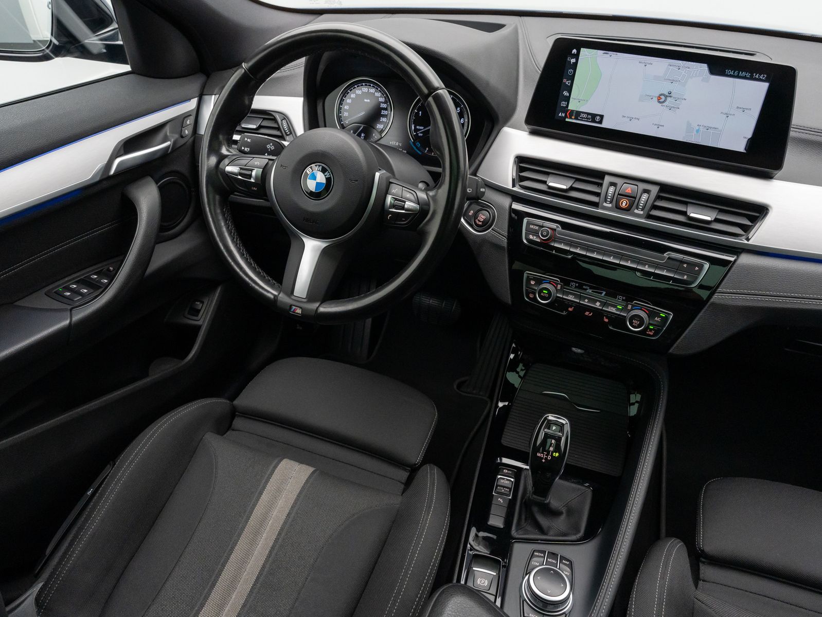 Fahrzeugabbildung BMW X2 sD20i Kamera HiFi Komfort DAB Panorama 18Zoll