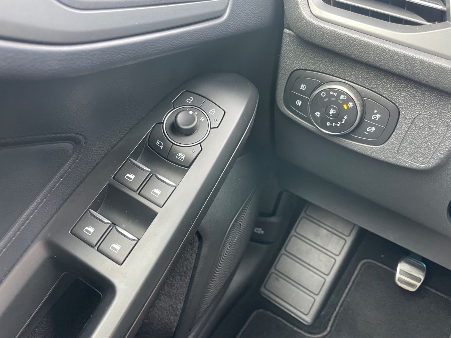 Fahrzeugabbildung Ford Focus Turnier ST-Line X VerkehrszeichenERK Kamer