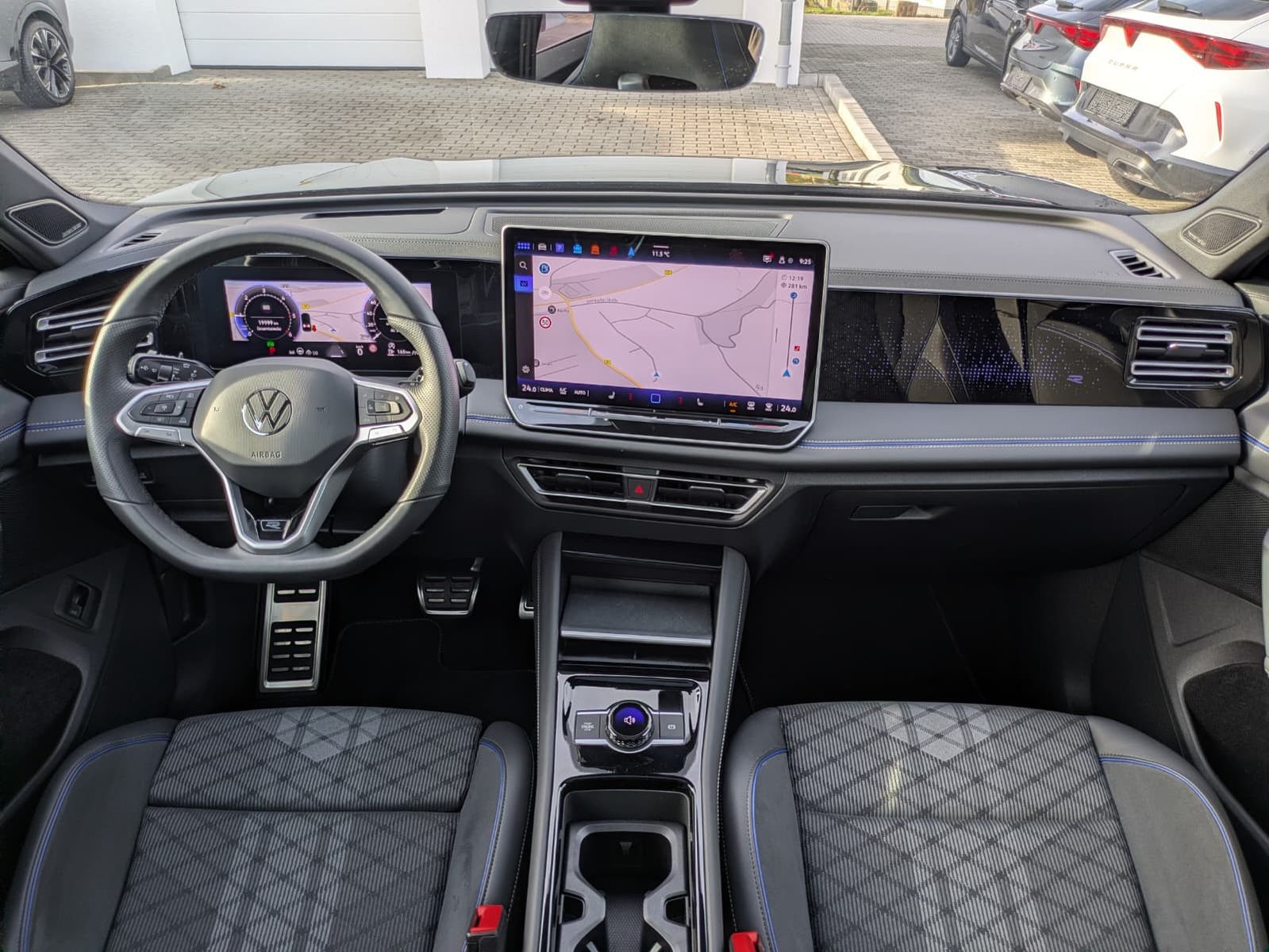 Fahrzeugabbildung Volkswagen Tiguan 2.0 TDI 4M R-Line PANO*H&K*AHK*MATRIX*20"