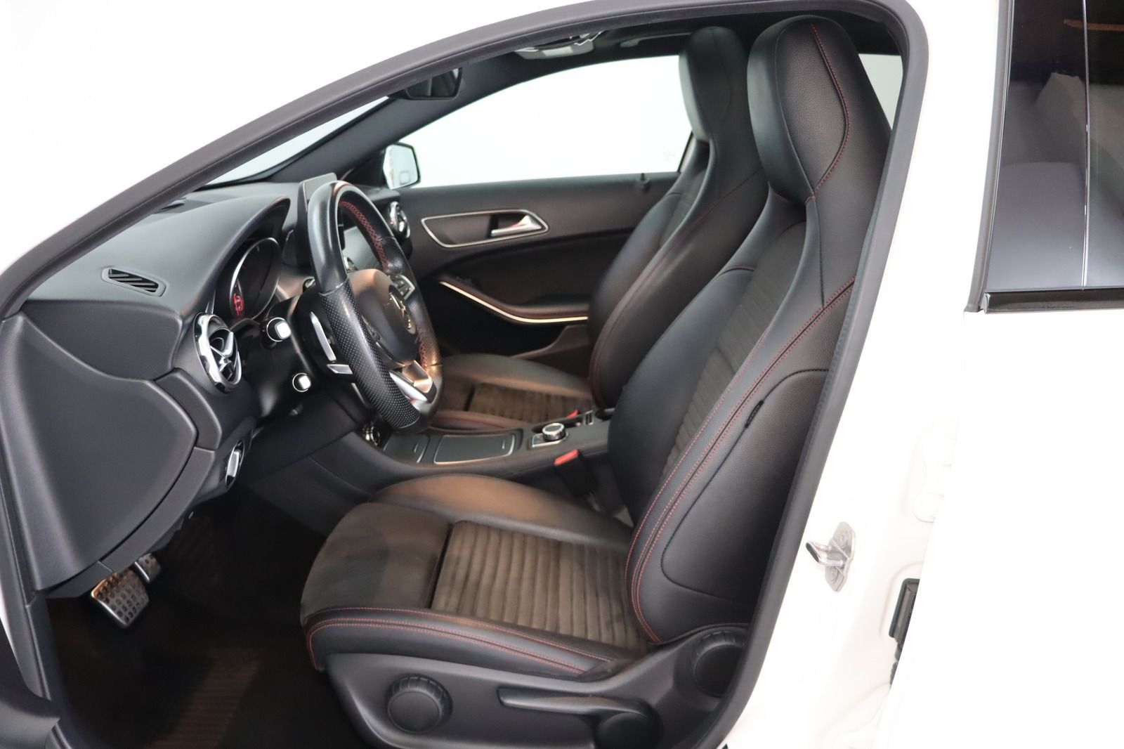 Fahrzeugabbildung Mercedes-Benz GLA 220 d AMG-line * LED * Navi * Pano