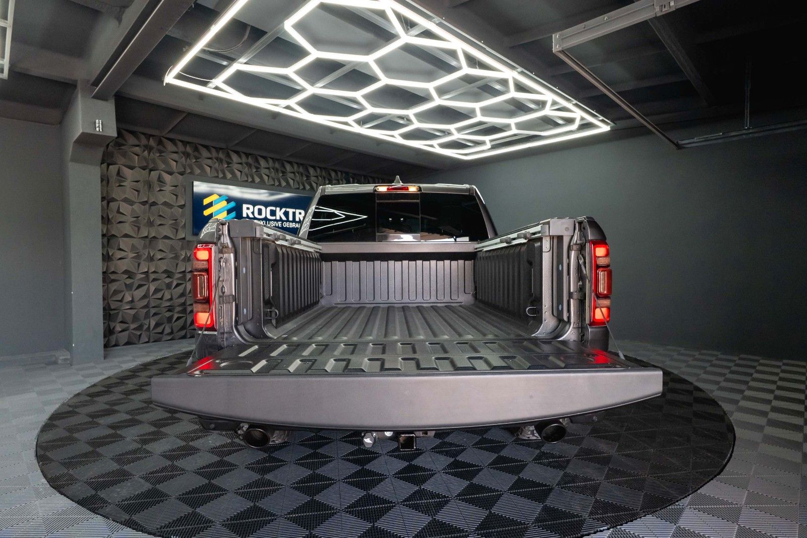 Fahrzeugabbildung Dodge RAM 5.7 V8 HEMI 4x4 NIGHT LARAMIE *RAM BOX*LED*