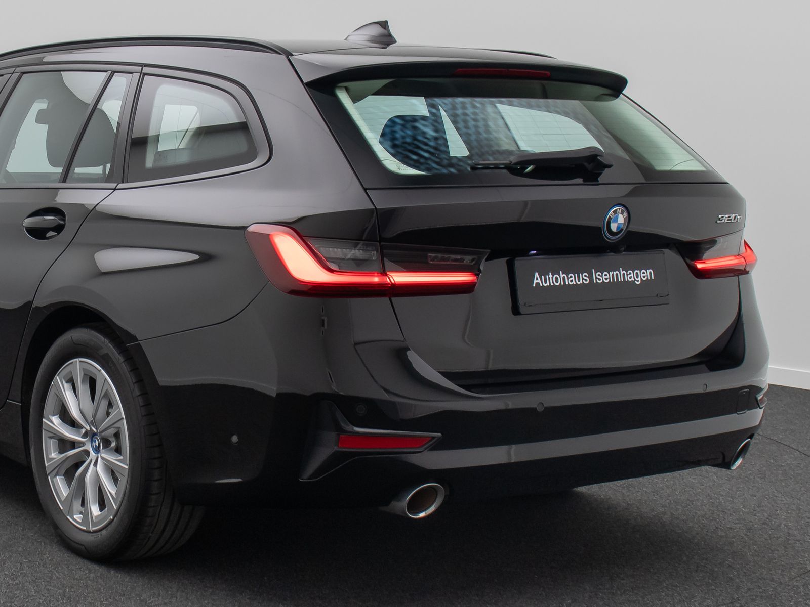 Fahrzeugabbildung BMW 320e Panorama Kamera DAB Alarm Geschwindigkeit