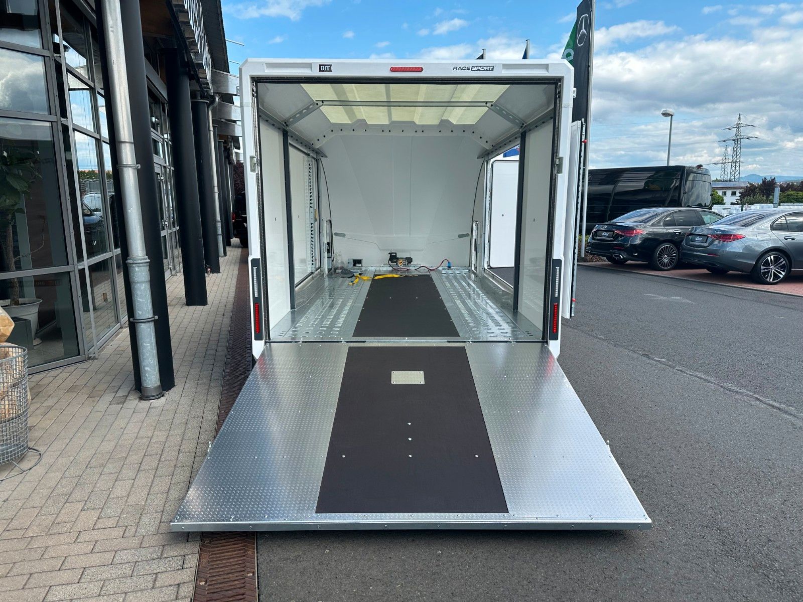 Fahrzeugabbildung Brian James Race Sport / Länge: 5,03 m / 3.000 kg