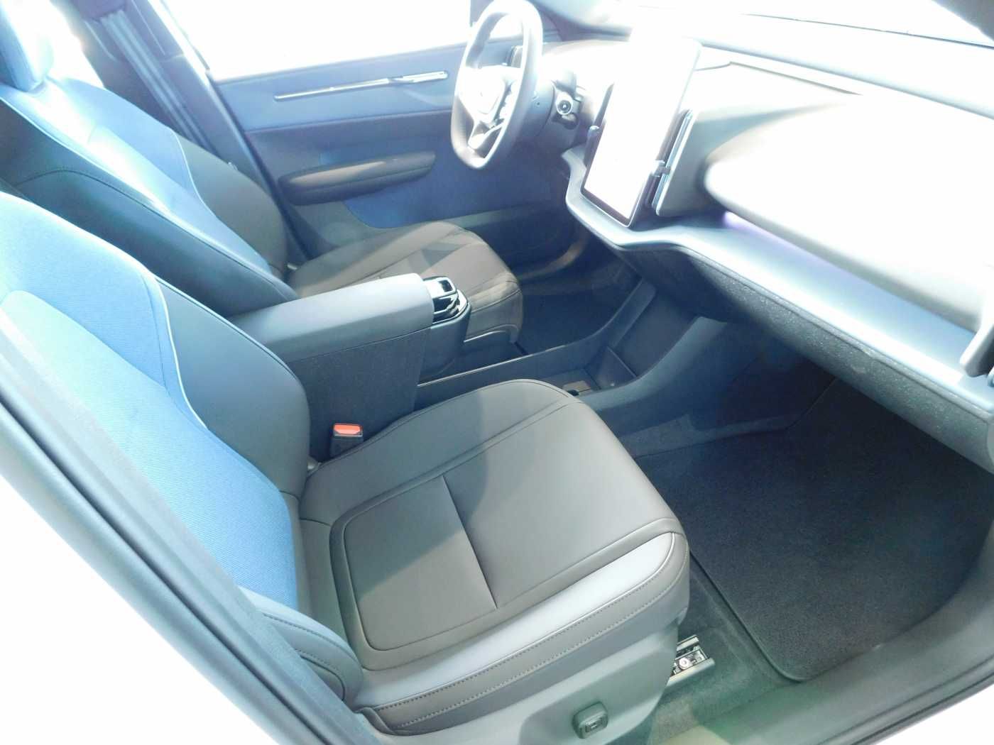 Fahrzeugabbildung Volvo EX30 Single Extended Range RWD Plus